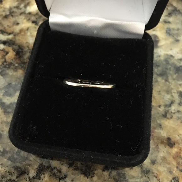 10k Diamond swirl band genuine earth mined Diamond ring modern design - Picture 5 of 9